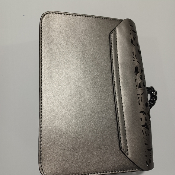 Chic Metallic Crossbody Bag with Gunmetal Chain Strap - Picture 5 of 7